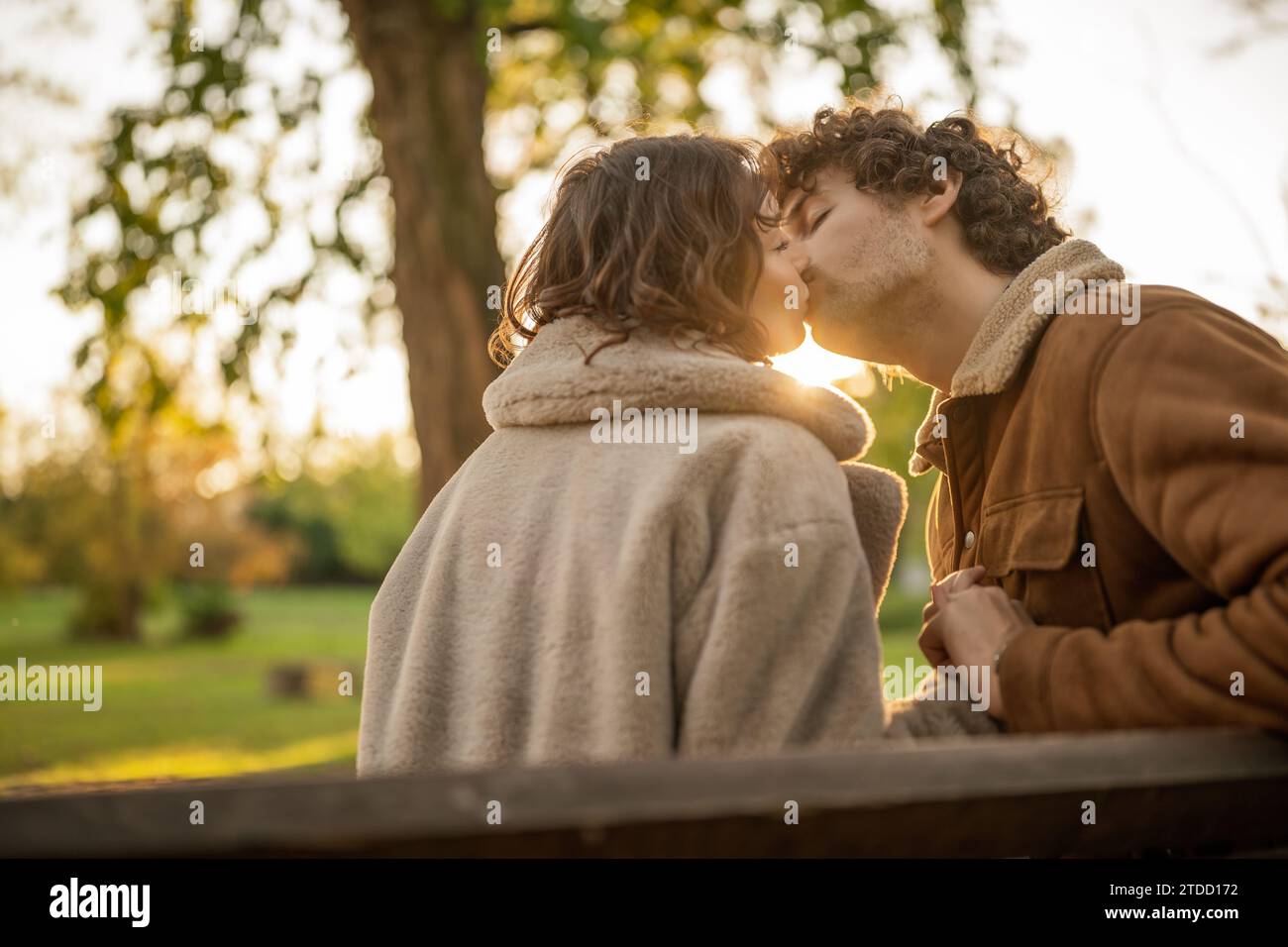 Porträt eines glücklichen Liebespaares im Park. Mann und Frau küssen sich. Stockfoto