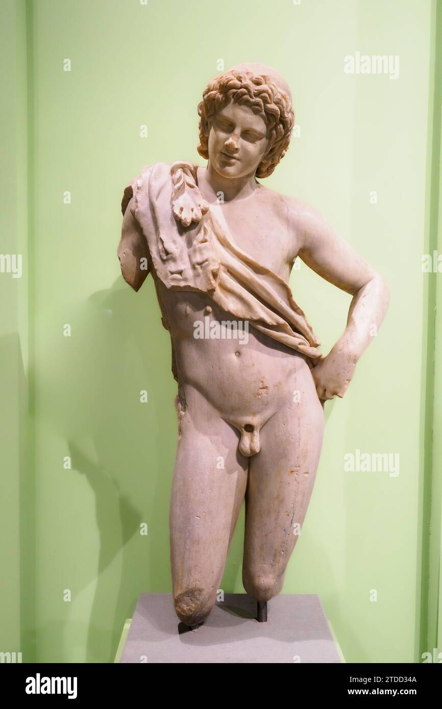 Statue eines ruhenden Satyrs. Hadrianische Zeit (117-138 n. Chr.); pentelistischer Marmor – der Satyr war eine wiederkehrende Figur in der skulpturalen Dekoration römischer Häuser. Die Originalfassung des griechischen Bildhauers Praxiteles (370 v. Chr.), von der dieses Werk eine Kopie ist, war eine der am meisten geschätzten und reproduzierten Werke in Rom – Museo Centrale Montemartini, Rom, Italien Stockfoto