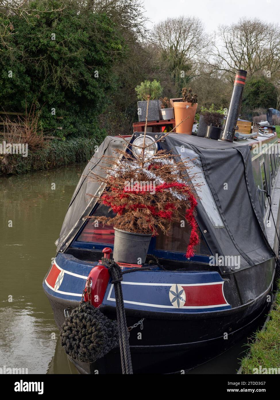 Schmalboot dekoriert zu Weihnachten auf dem Grand Union Kanal, Stoke Bruerne, Northamptonshire, Großbritannien Stockfoto