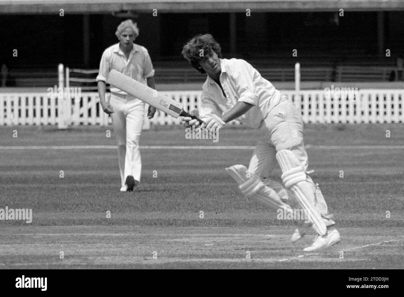 Norman („Smokey“) Featherstone Batting, für Middlesex gegen Leicestershire auf dem Lord's Cricket Ground, London, England 1976. Der Feldspieler ist David Gower. Stockfoto
