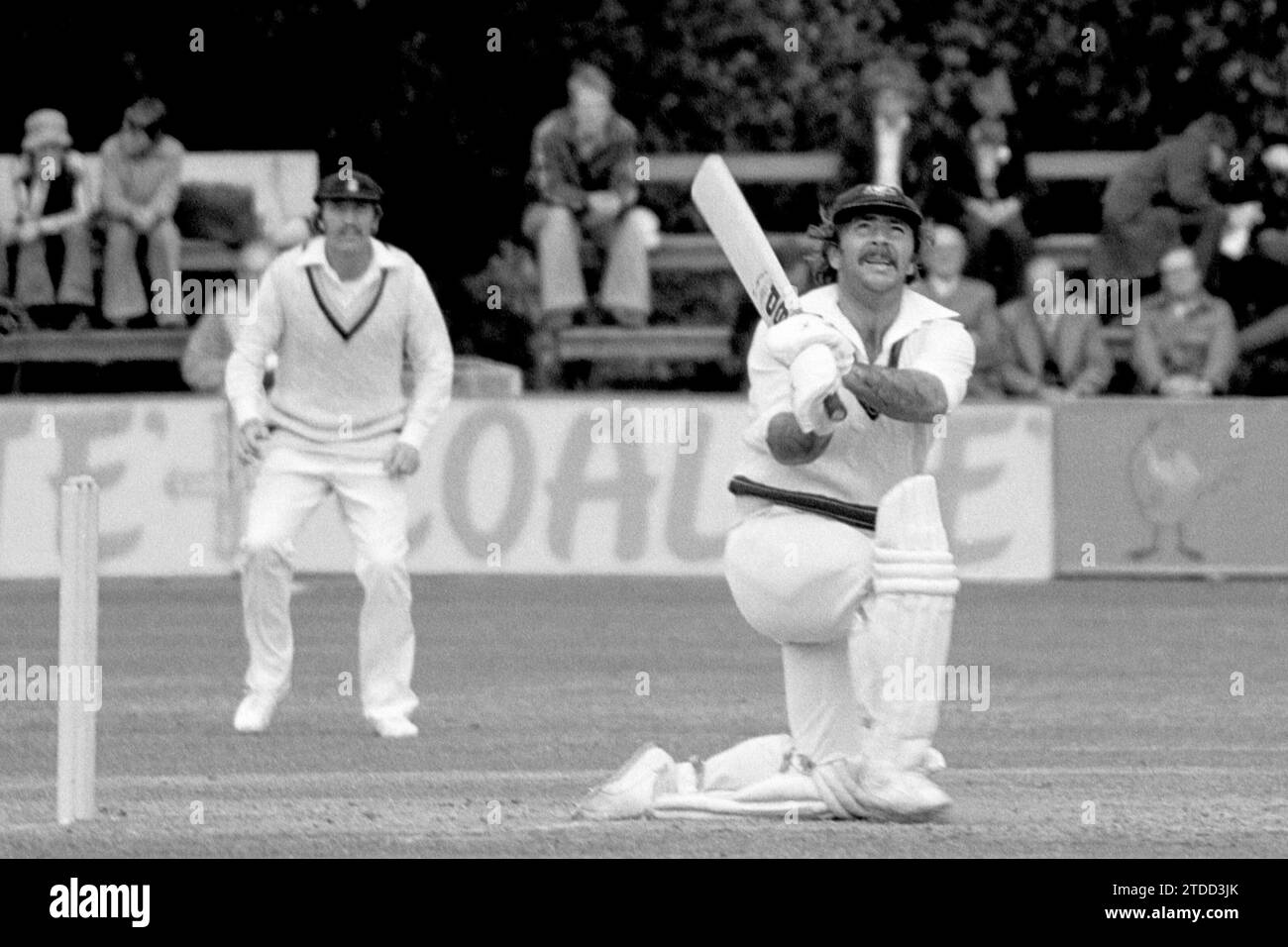 Rodney Marsh, Batting in the Tour March gegen Derbyshire in Chesterfield, Derbyshire, England, - Austalians in England, 1977. Der Feldspieler ist Alan Hill. Stockfoto