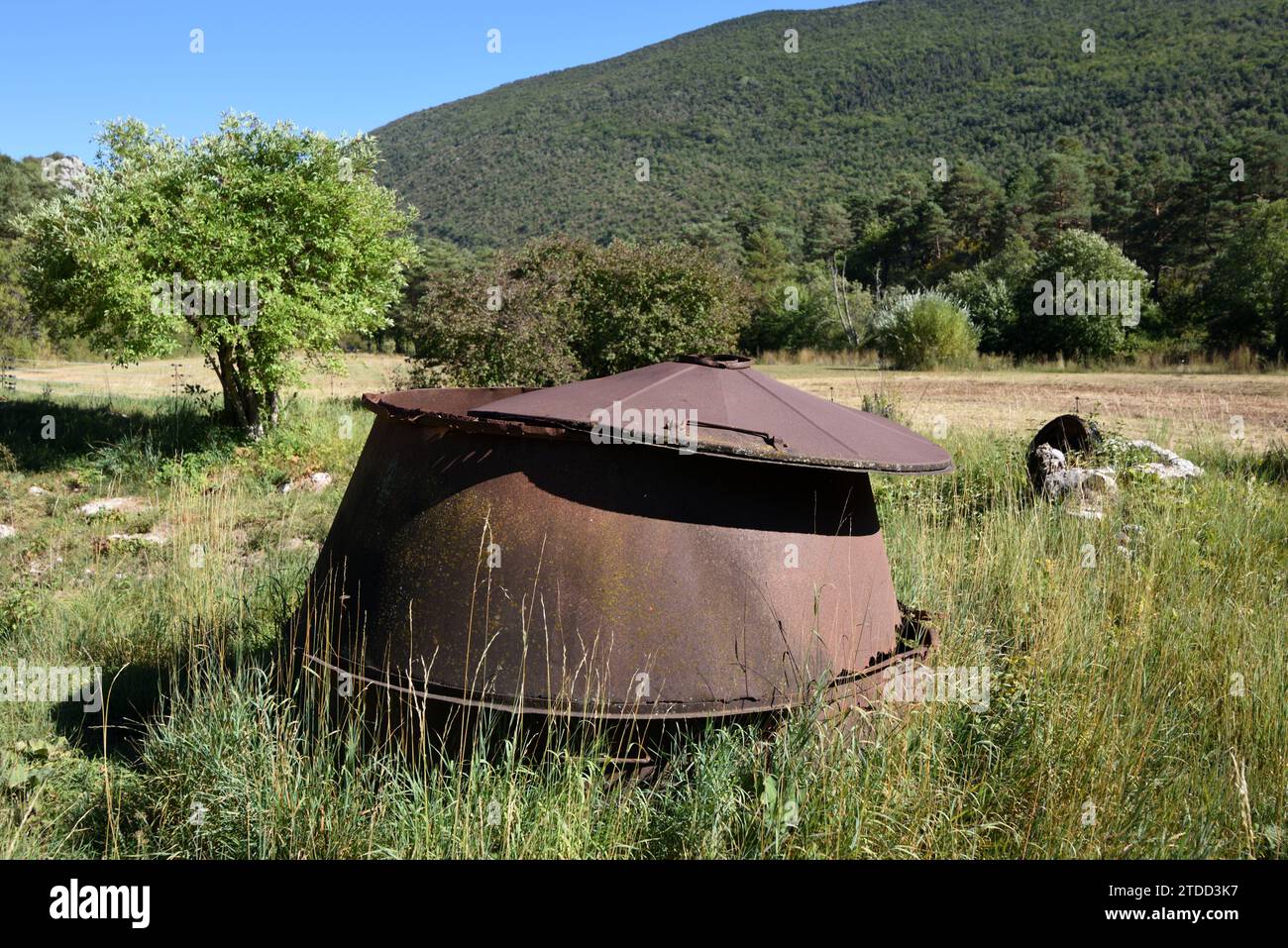 Vintage oder Old Rusty Kessel in verlassener oder verlassener Sägemühle oder Holzmühle im Artuby Valley in La Martre Var Provence Stockfoto
