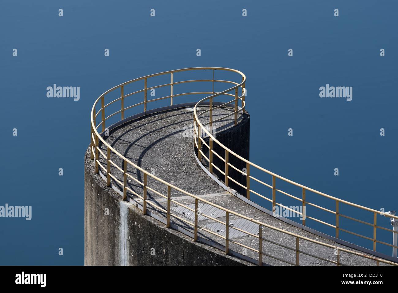 Betonbrücke, Geländer und Aussichtspunkt des Greoux-les-Bains Dam oder Staudamms am Esparron Lake & Verdon Alpes-de-Haute-Provence Frankreich Stockfoto