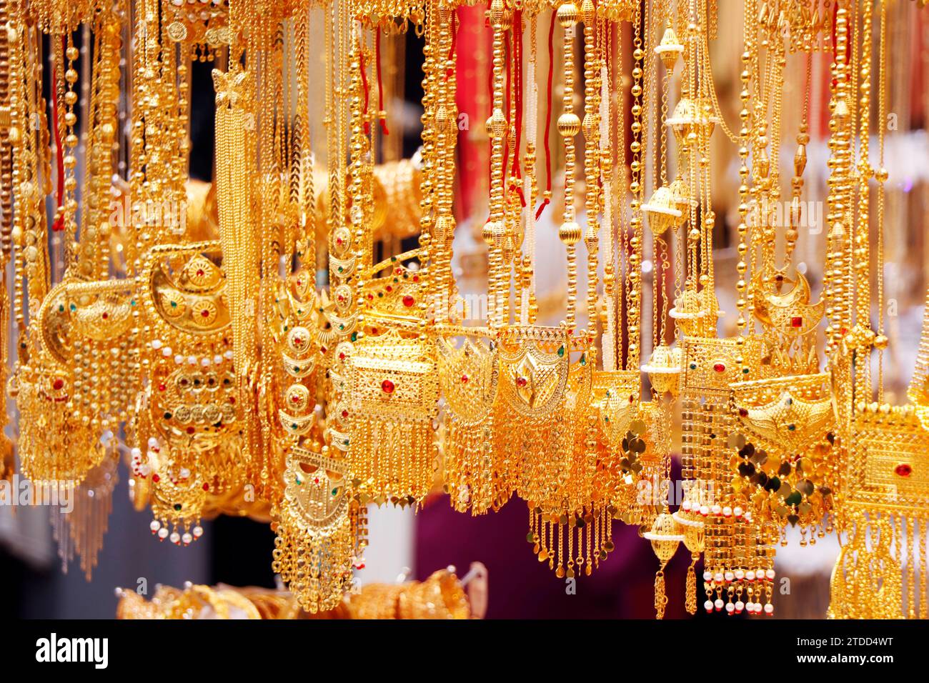 Gold- und Diamantschmuck wird im Geschäft in dubai ausgestellt Stockfoto