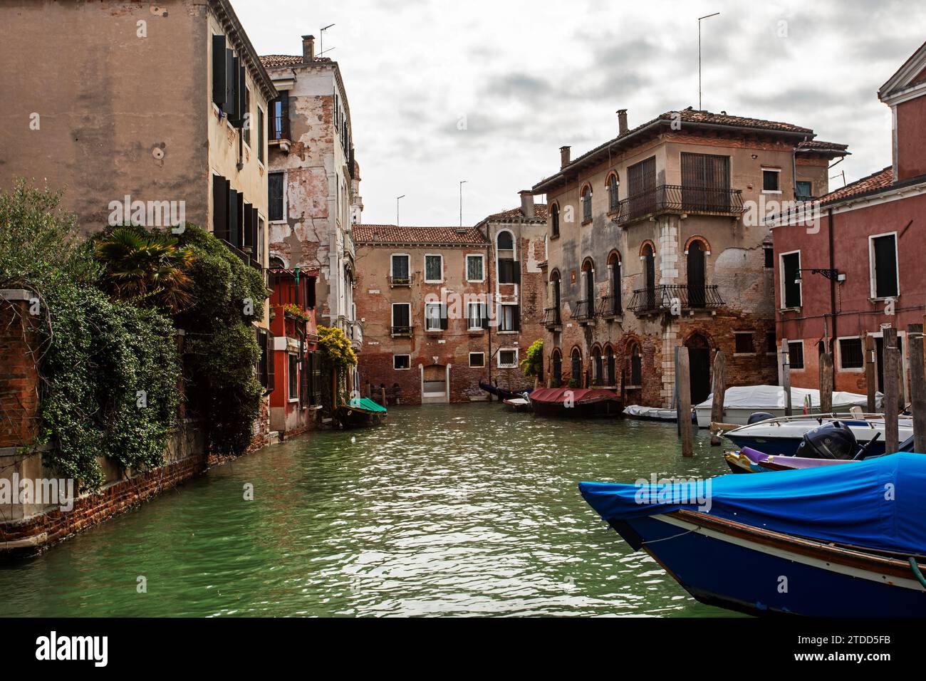 Venezianischer Kanal ohne Menschen in Venedig an einem bewölkten Tag im Herbst Stockfoto