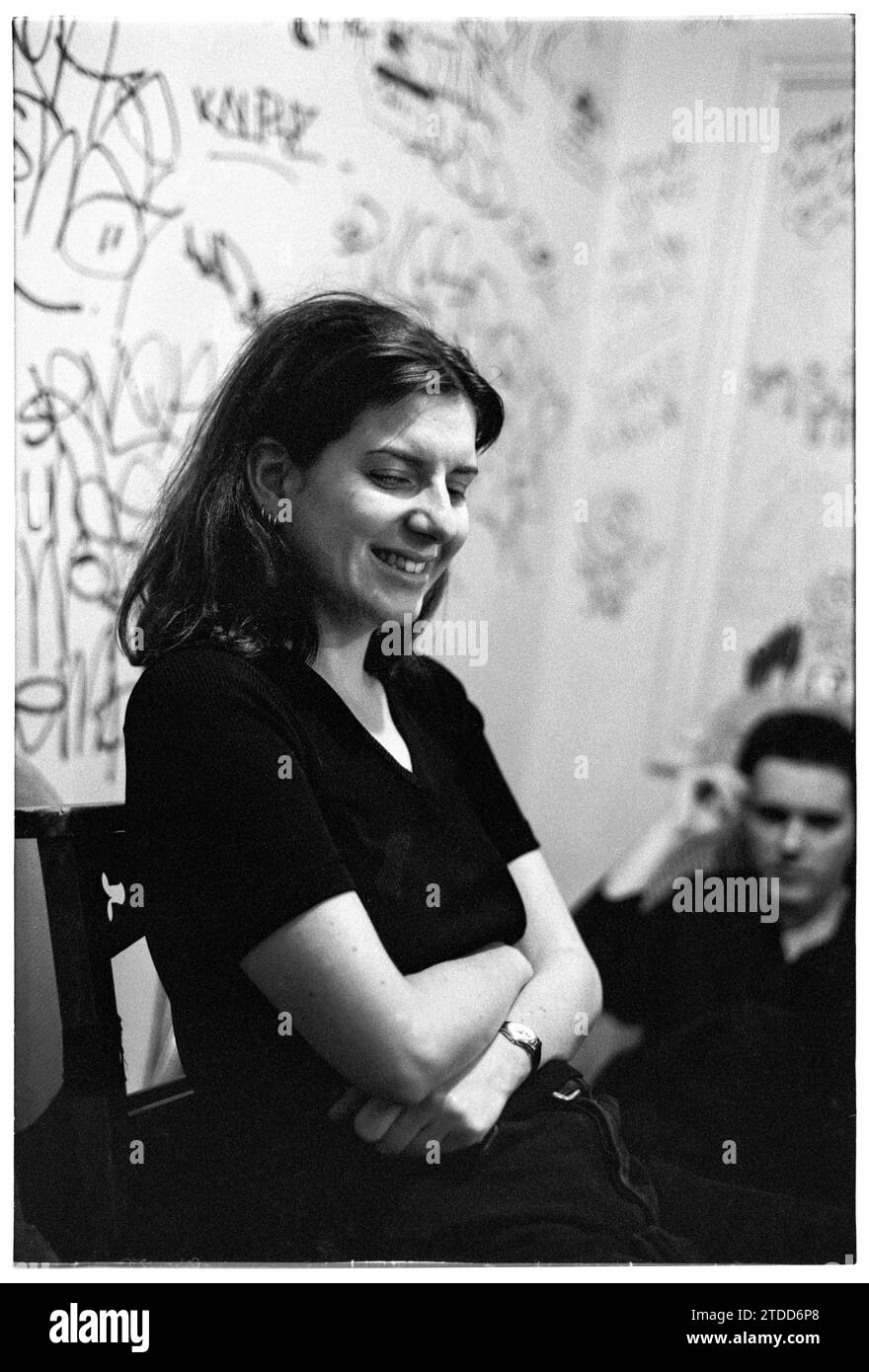 EMMA ANDERSON, LUSH, BATH MOLES CLUB, 1994: Emma Anderson von der britischen Band Lushbackstage in the Dressing Room at Bath Hub Club in Bath, England, UK am 8. Juni 1994. Die Band tourte, um die Doppelveröffentlichung der beiden Singles Hypocrite und Desire Lines sowie ihres vielgelobten dritten Studioalbums Split zu unterstützen. Bath Moles gab bekannt, dass sie im November 2023 geschlossen werden. Foto: ROB WATKINS Stockfoto