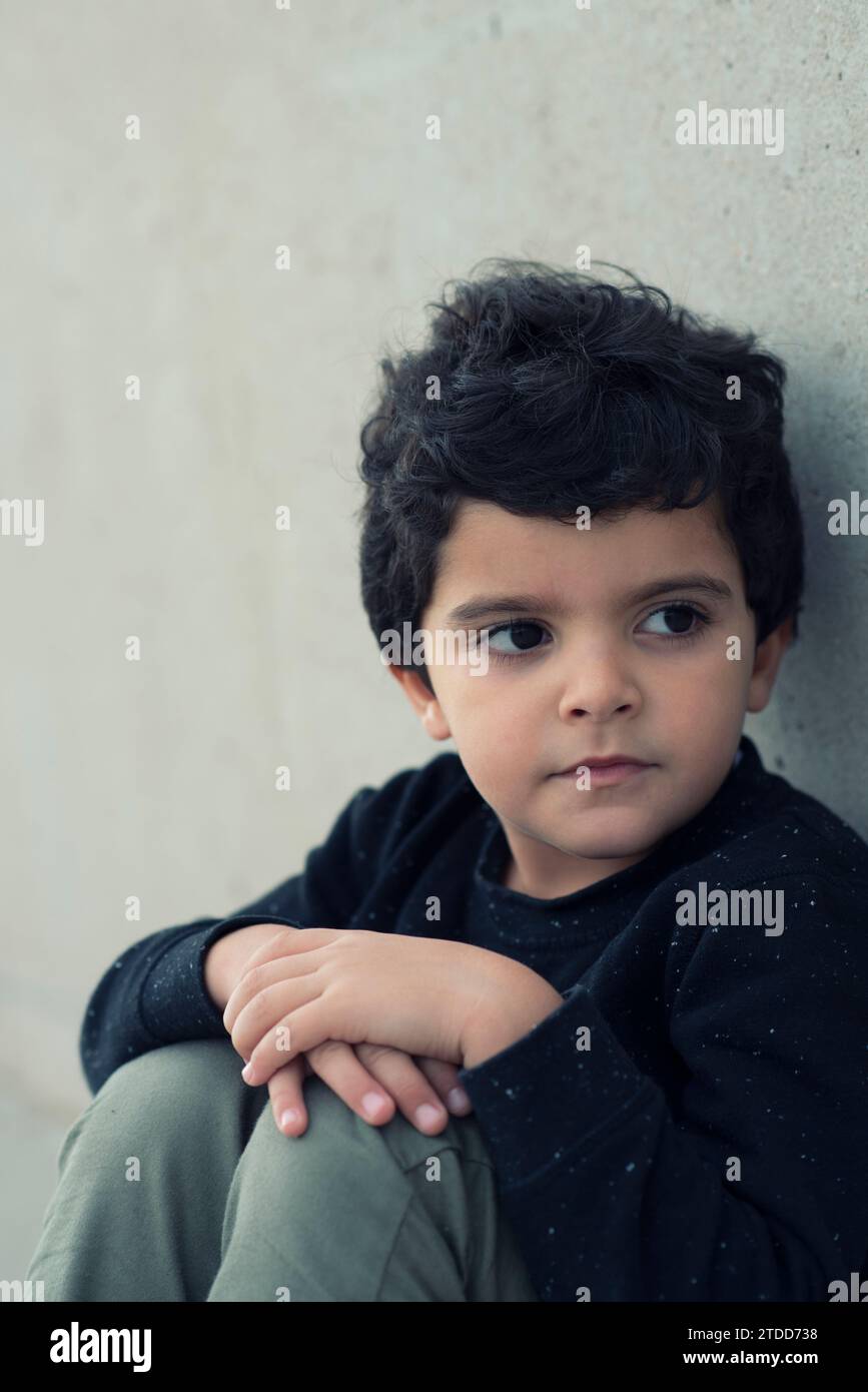 6-jähriger Junge, der draußen wegschaut Stockfoto