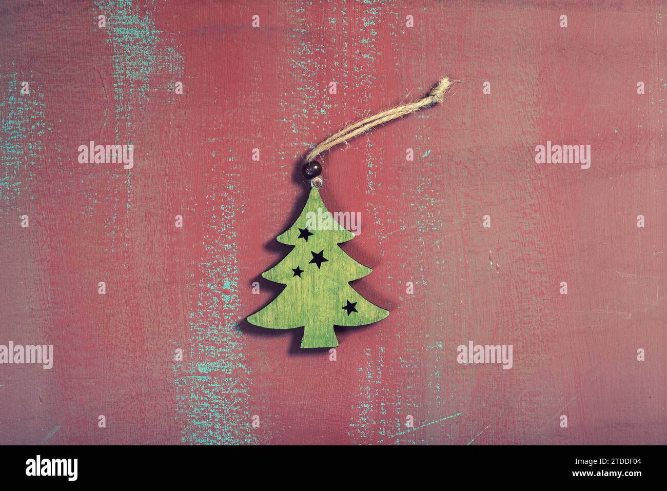 Weihnachtsdekoration mit grünem Holzbaum Stockfoto