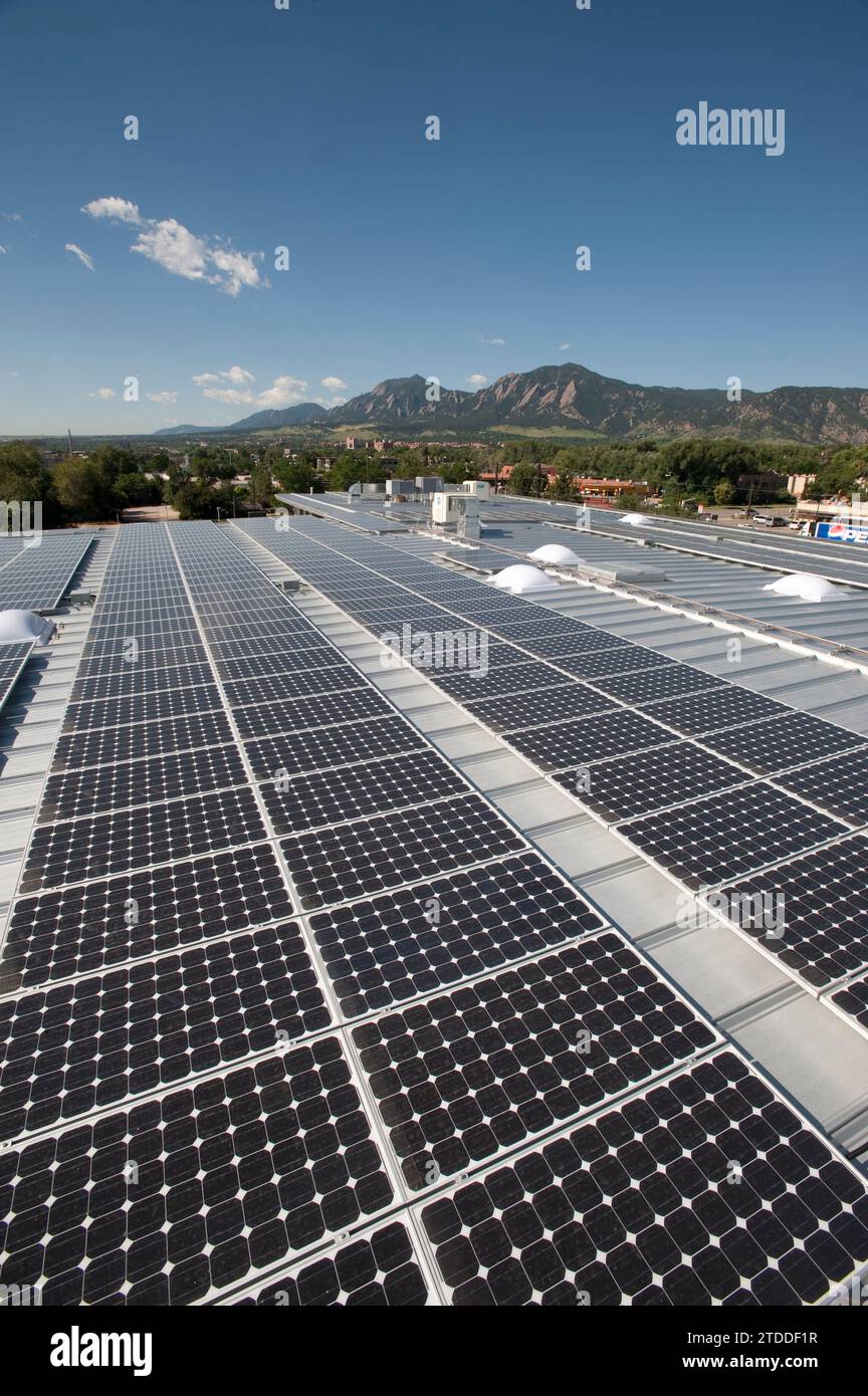 Solarpaneele auf dem Dach des weltweit ersten komplett solarbetriebenen Fitnessstudios. Stockfoto