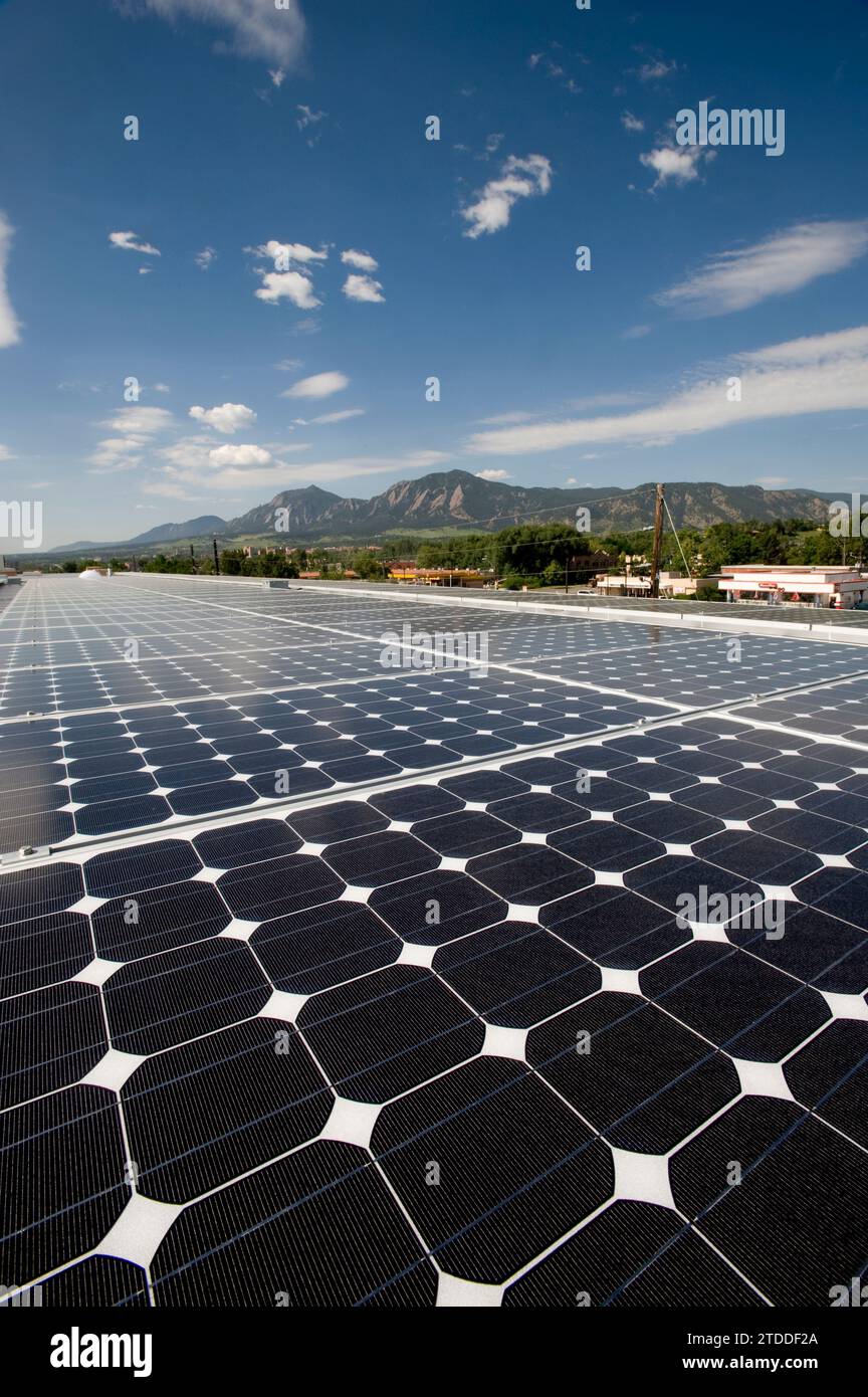 Solarpaneele auf dem Dach des weltweit ersten komplett solarbetriebenen Fitnessstudios. Stockfoto
