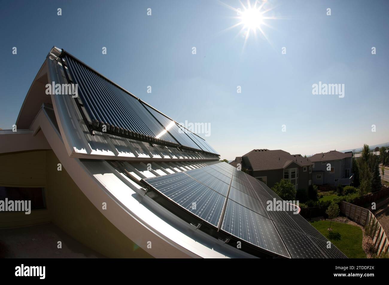 Eine solarthermische und solarelektrische Anlage in einem „Netto-Null“-Haus. Stockfoto