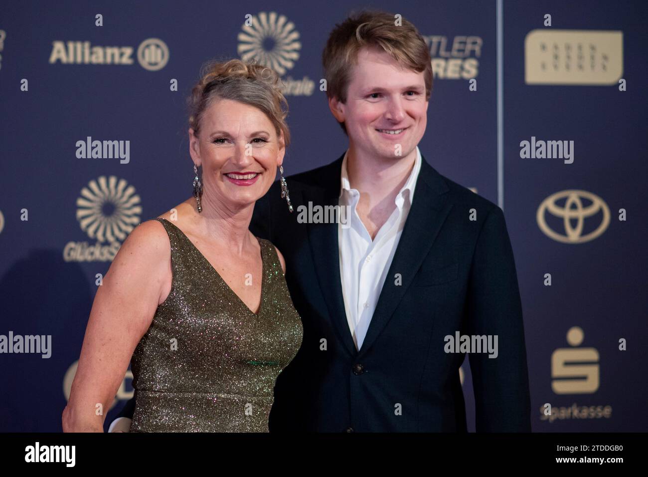 Heike Henkel (Olympiasiegerin Hochsprung) mit Begleitung auf dem roten Teppich, GER, Sportler des Jahres 2023, Gala im Kurhaus Baden Baden, 17.12.2023 Foto: Eibner-Pressefoto/Michael Memmler Stockfoto