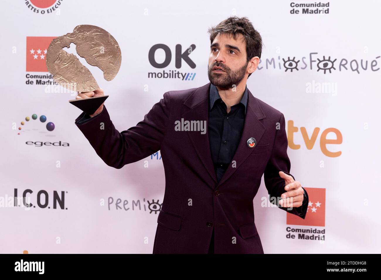 Madrid, Spanien. Dezember 2023. David Verdaguer posiert mit dem Preis für den besten Schauspieler im Pressesaal der Jose María Forque Awards 2023 im Palacio Municipal de Congresos de Madrid am 16. Dezember 2023 in Madrid. Quelle: SOPA Images Limited/Alamy Live News Stockfoto