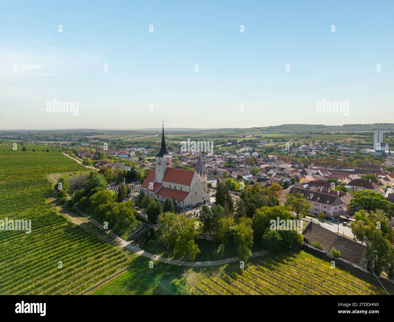 Pulkau im Weinviertel Niederösterreich, Europa. Aus der Vogelperspektive auf die Kirche und die Friedhöfe. Stockfoto
