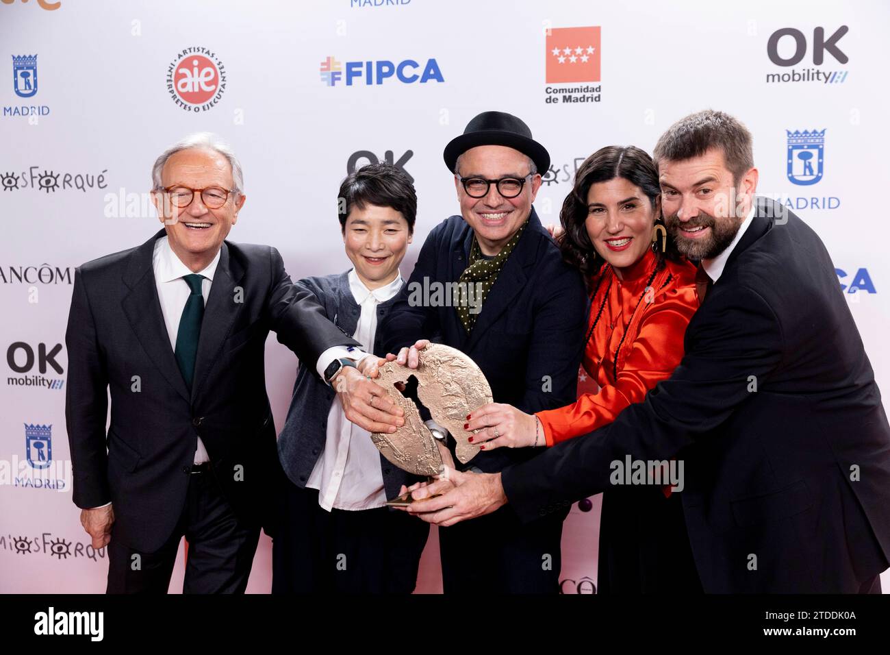 Madrid, Spanien. Dezember 2023. Team of Robot Dreams posiert mit dem Preis für den besten Animationsfilm im Presseraum der Jose María Forque Awards 2023 im Palacio Municipal de Congresos de Madrid am 16. Dezember 2023 in Madrid. Quelle: SOPA Images Limited/Alamy Live News Stockfoto