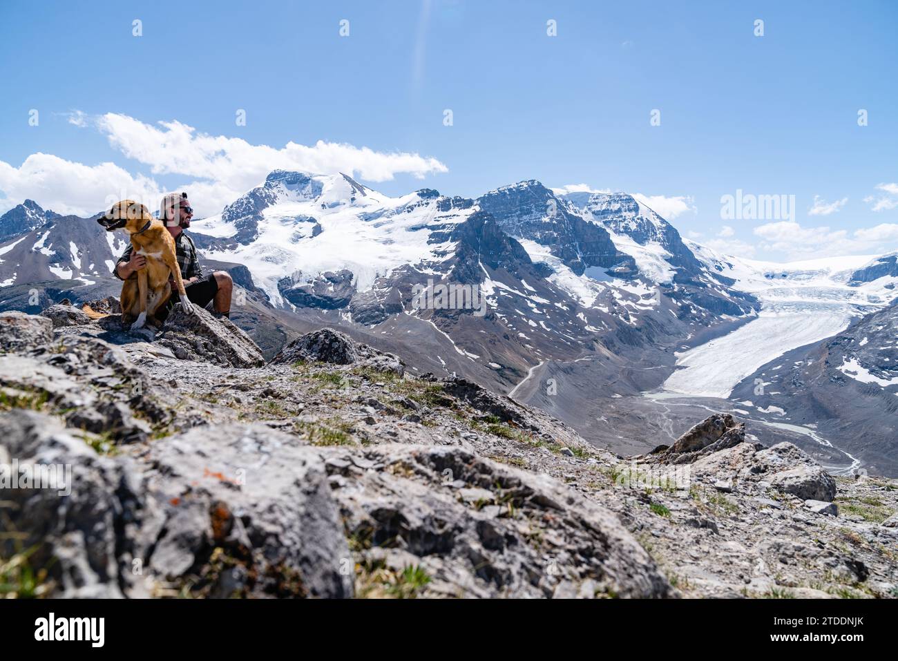 Der beste Freund von Mann und Mann auf dem Mountain Summit Stockfoto