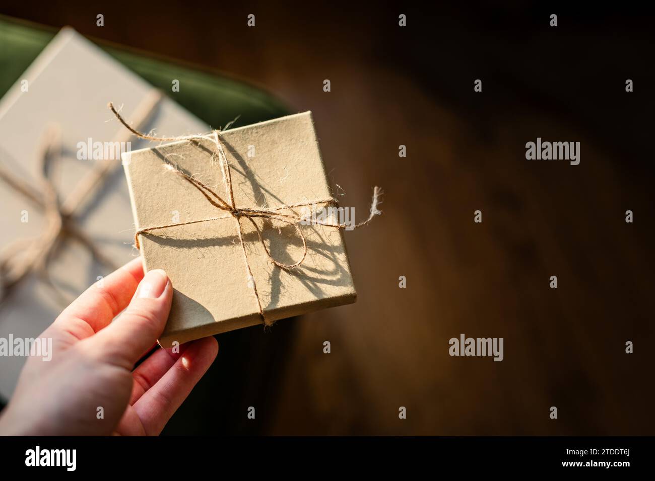Kleine Geschenkbox mit minimalistischem Hintergrund für weihnachten Stockfoto