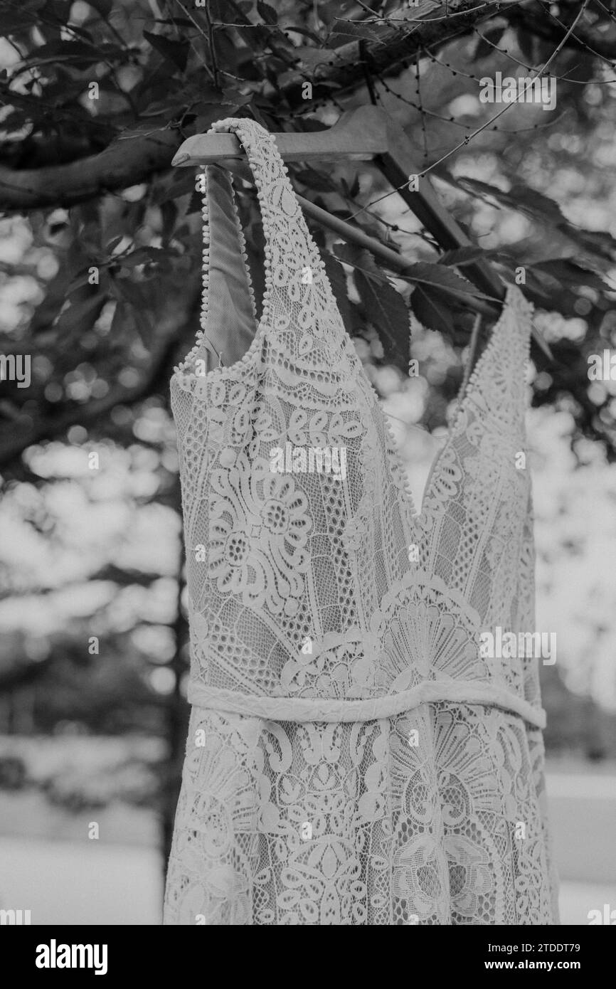 spitzendetails eines einfachen Hochzeitskleides im Sommer Stockfoto
