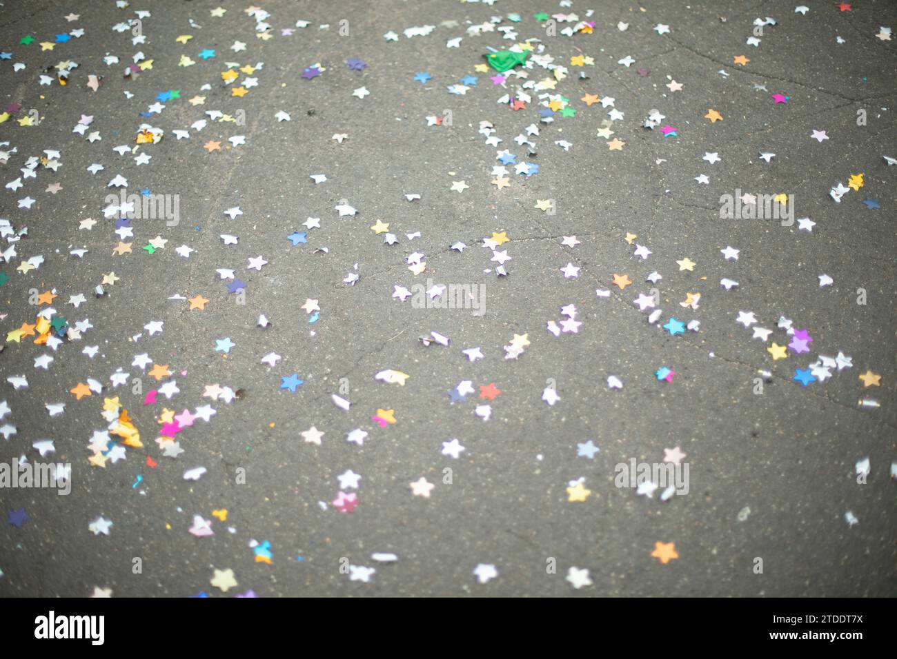 Kleine Papierstücke auf der Straße. Müll nach dem Urlaub. Stockfoto