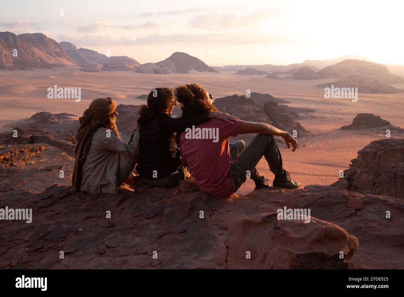 Familie mit Blick auf die Wüste bei Sonnenuntergang im Wadi Rum Stockfoto