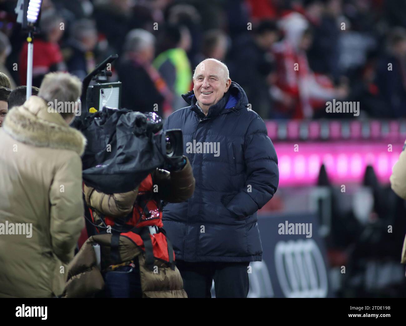 München, Deutschland 17. Dezember 2023: Fussball, Herren, Bundesliga, Saison 2023/2024, FC Bayern München - VFB Stuttgart, Allianz Arena Dieter Hoeness, Hoeneß, Kopf, Oberkörper, lächeln, grinsend DFB, DFL-Vorschriften verbieten die Verwendung von Fotos als Bildsequenzen und/oder Quasi-Video Stockfoto