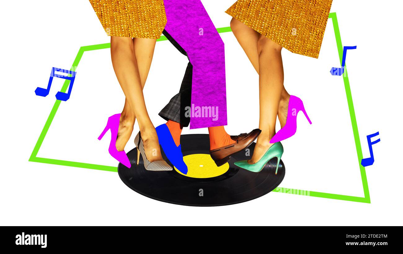 Poster. Zeitgenössische Kunstcollage. Weibliche und männliche Beine tragen altmodische Kleidung und tanzen auf Retro-Musikplatte. Stockfoto