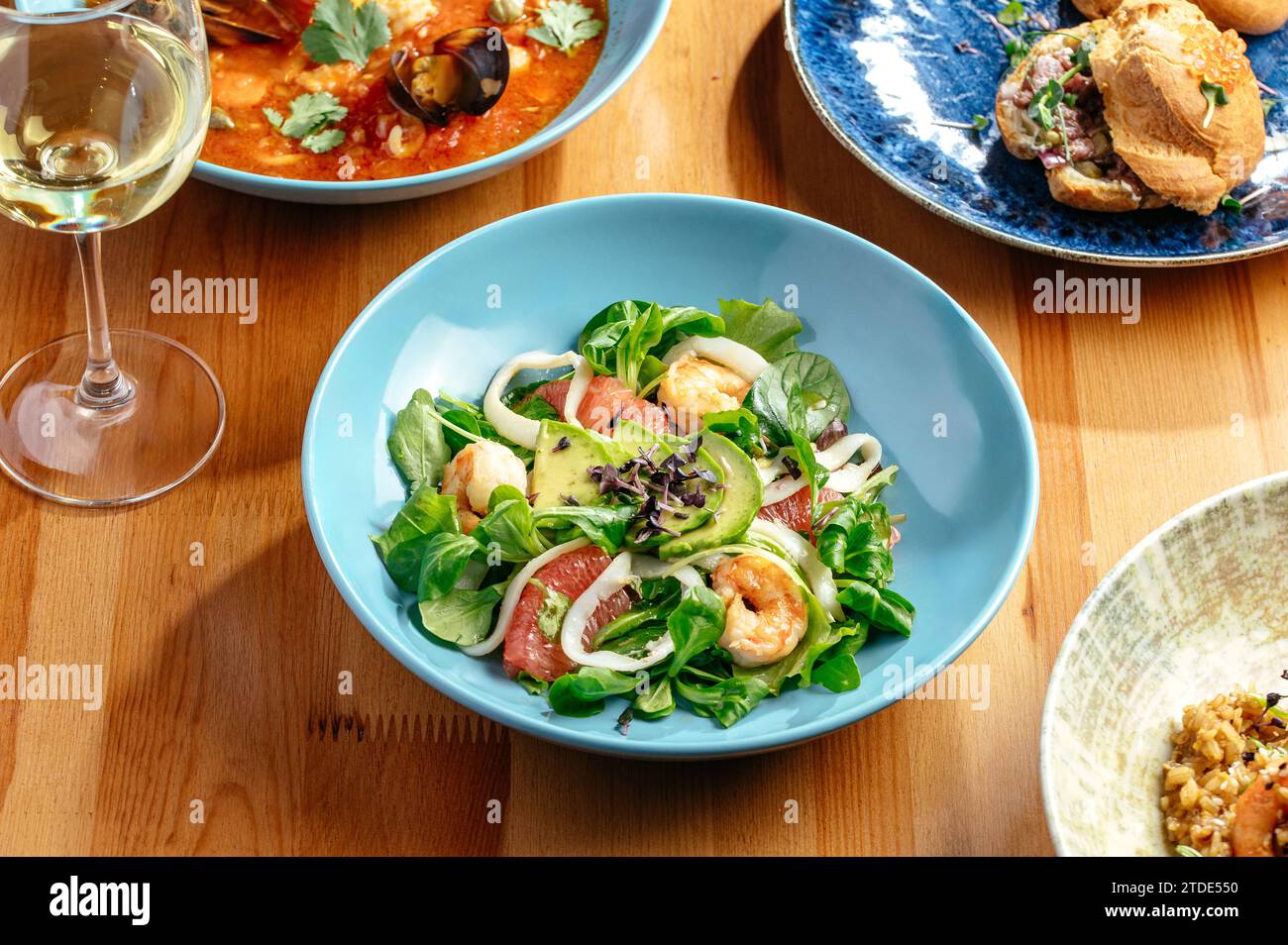 Salat mit Garnelen, Gemüse und Kräutern Stockfoto