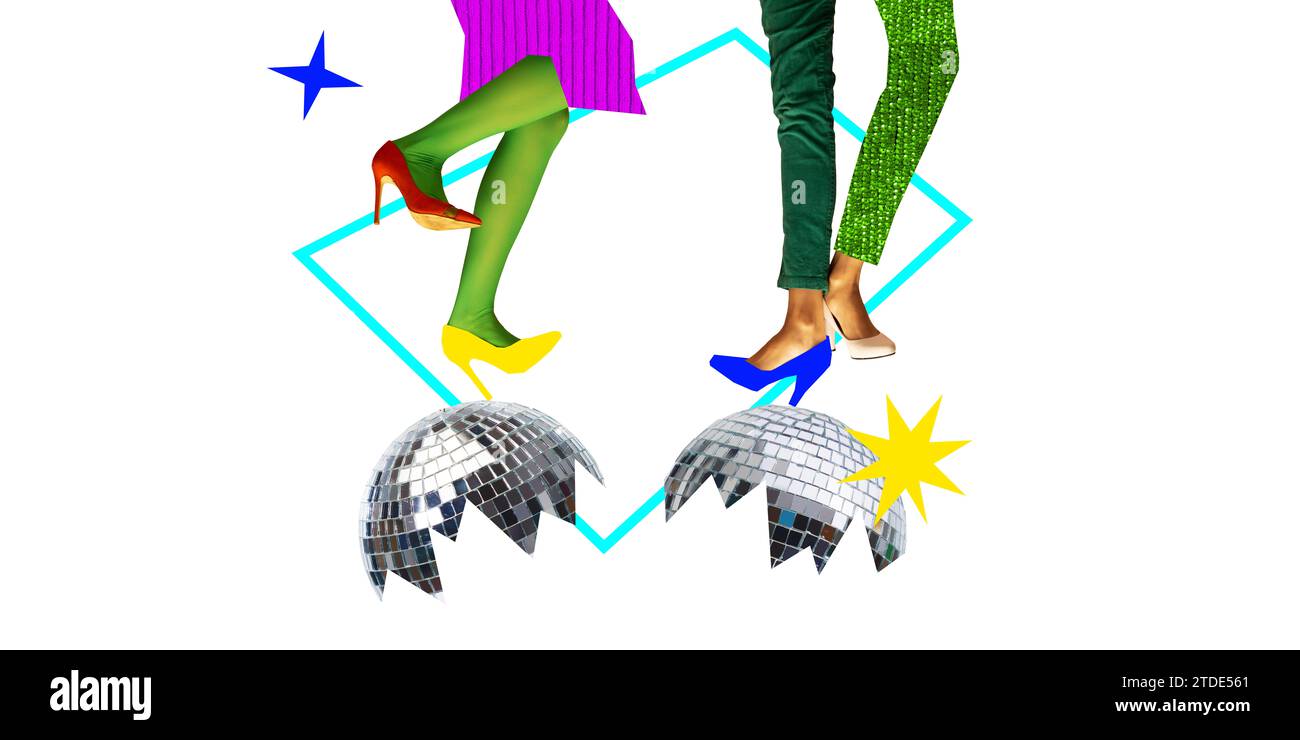 Poster. Zeitgenössische Kunstcollage. Weibliche Beine in farbenfrohen High Heels tanzen aktiv auf zerbrochenem Discoball vor weißem Hintergrund. Stockfoto