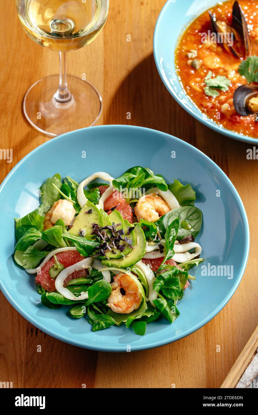 Salat mit Garnelen, Gemüse und Kräutern Stockfoto