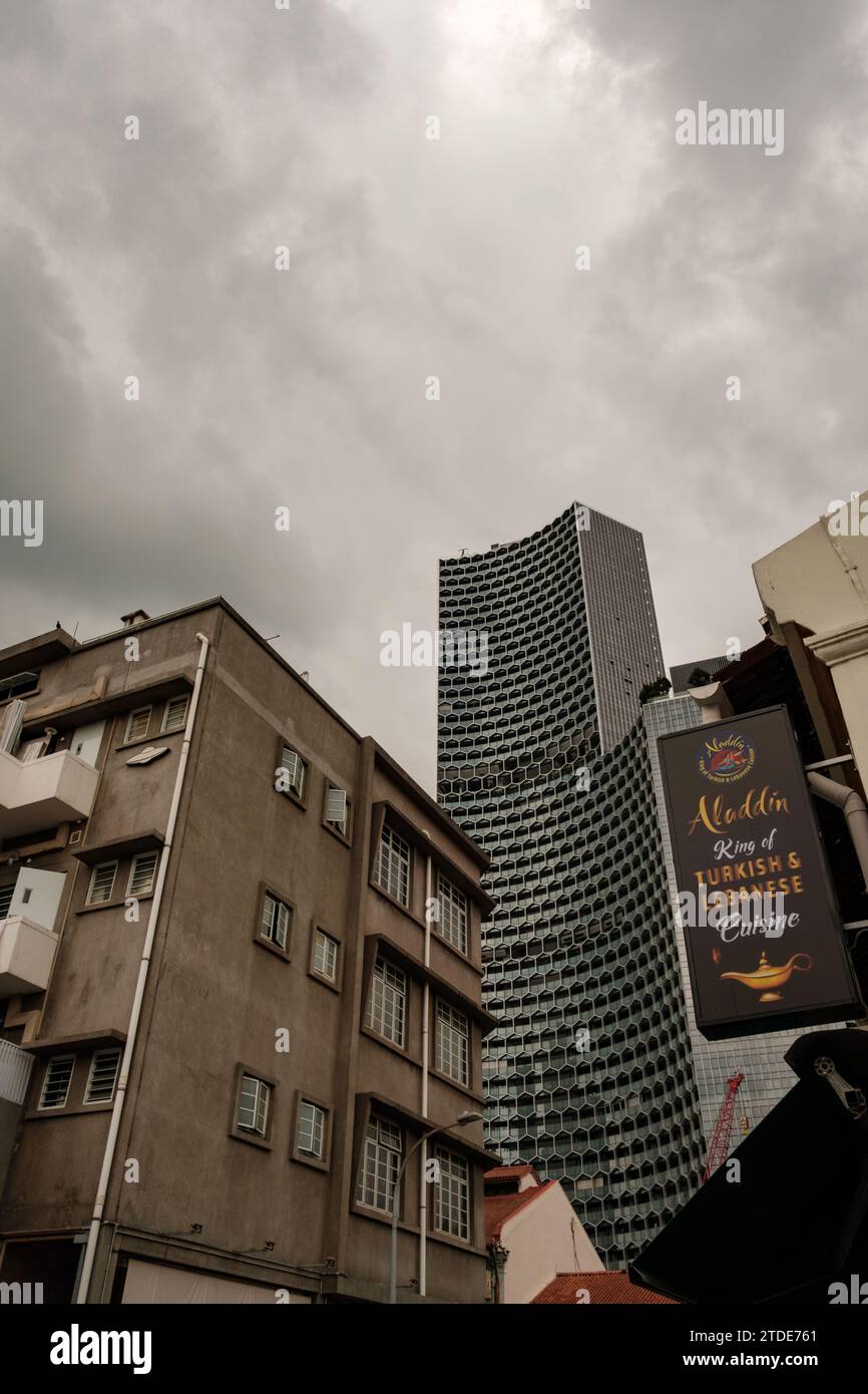 Niedriger Winkel Mit Blick Auf Drei Einzigartige Gebäude Stockfoto