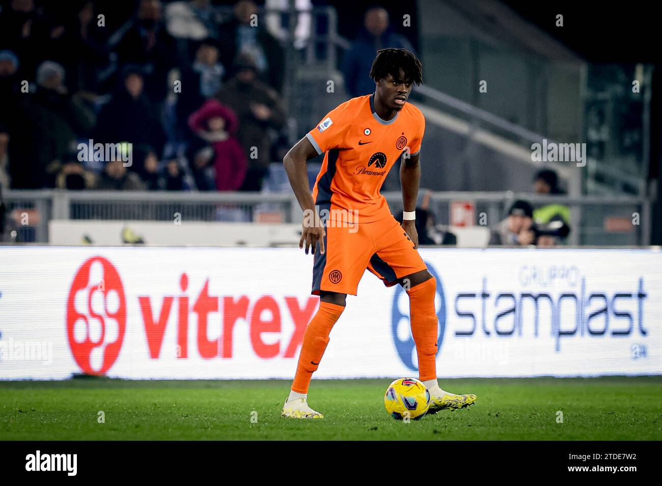 Inters deutscher Verteidiger Yann Aurel Bisseck kontrolliert den Ball