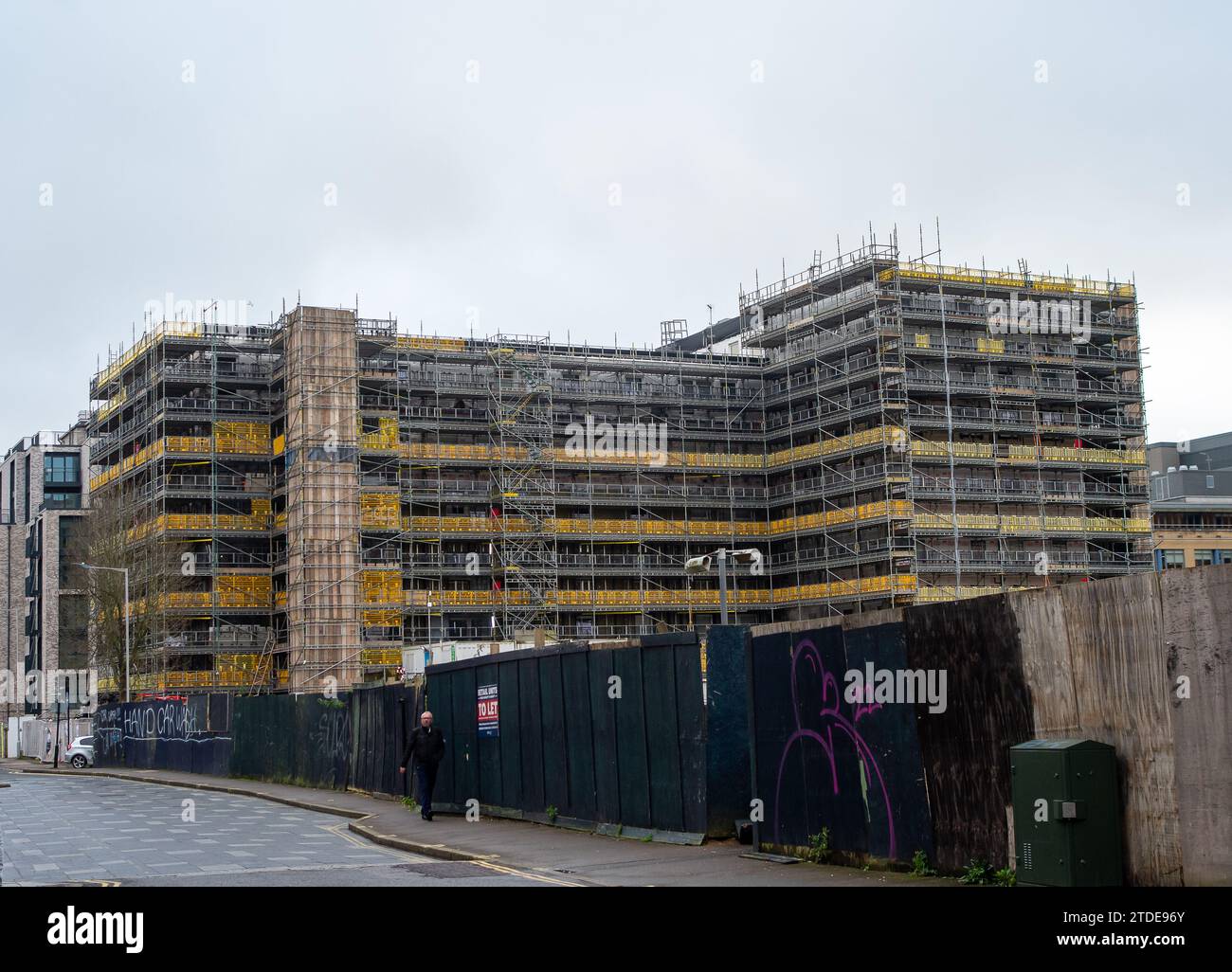 Slough, Berkshire, Großbritannien. Dezember 2023. Slough wurde vor kurzem als die hässlichste Stadt Großbritanniens und auch als die ungesündeste Stadt bezeichnet. Hässliche Hochhäuser entstehen in der Stadt. Slough Borough Council ist praktisch bankrott und hat eine Reihe von Gebäuden und Gebäuden in der ganzen Stadt verkauft. Kredit: Maureen McLean/Alamy Stockfoto