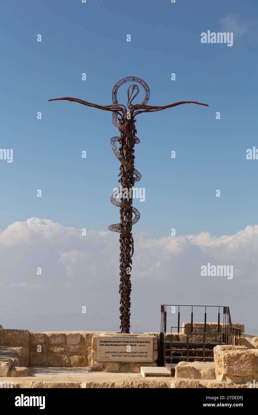 Skulptur des katholischen Kreuzes am Mount Nebo, Jordanien Stockfoto