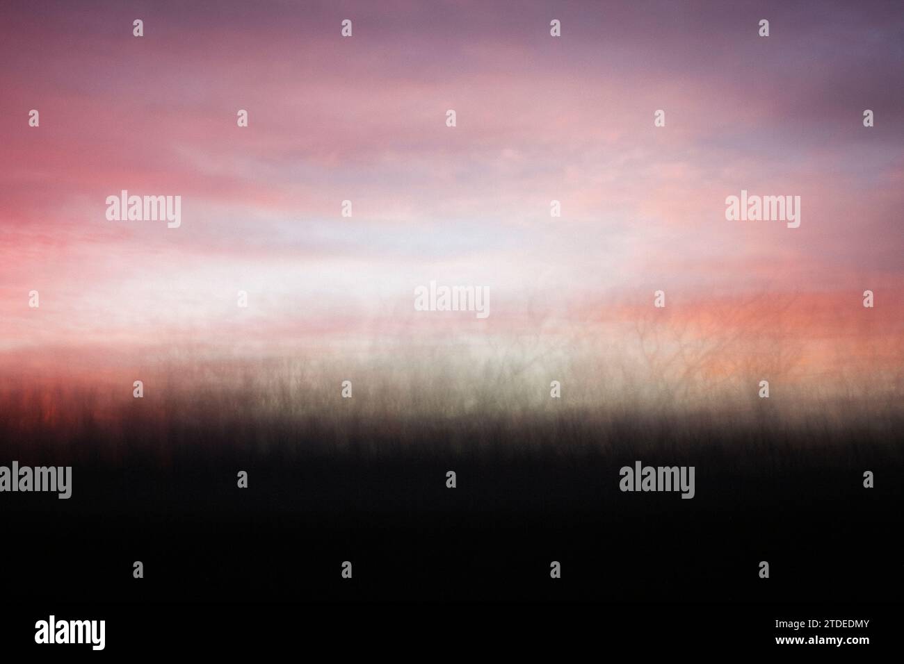 Ätherische abstrakte Landschaft bei Sonnenuntergang Stockfoto