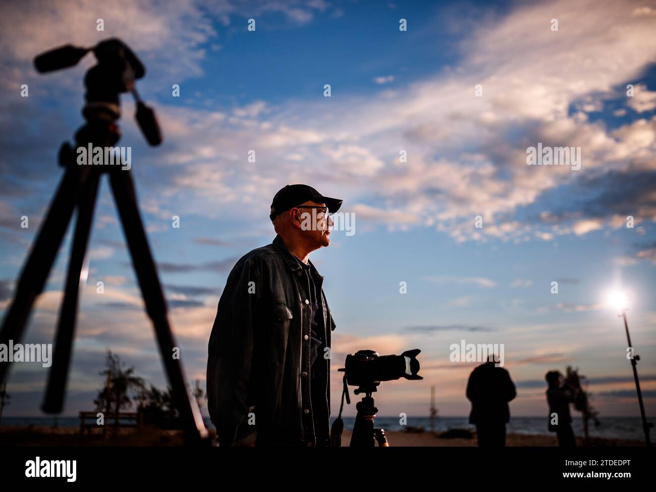 Mann, der bei Sonnenuntergang fotografiert. Stockfoto