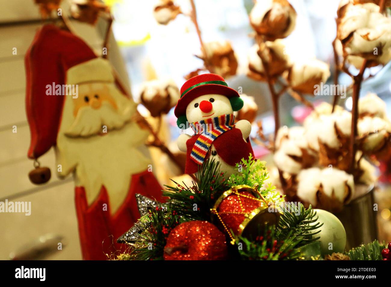 Weihnachtsdeko - Berlin, Deutschland, Deutschland, 11.12.2023 - Berlin-Mitte: Weihnachtliche Dekoration Gesteck mit Weihnachtsmannfiguren und kleinem Schneemann zum Weihnachtsfest. *** Weihnachtsdekoration Berlin, Deutschland, Deutschland, 11 12 2023 Berlin Mitte Weihnachtsdekoration Arrangement mit Weihnachtsmannfiguren und Schneemann zu Weihnachten Stockfoto