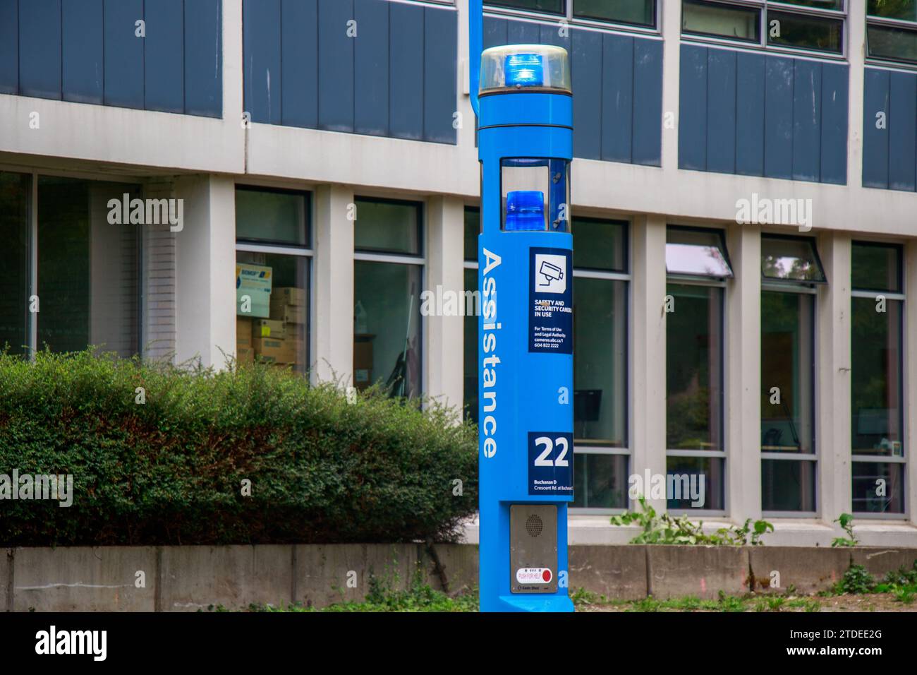 Vancouver, Kanada - September 3,2021: Das Kamerasystem Emergency Blue Phones auf dem Campus der UBC Vancouver Point Grey, bestehend aus blauen Sockeln mit Stockfoto