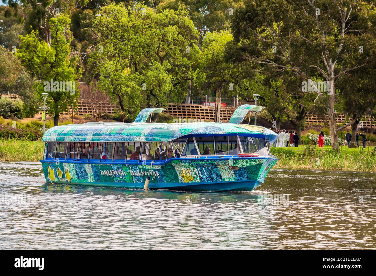 Adelaide, Australien - 9. September 2023: Renoviertes Adelaide Popeye Touristenboot, das an einem Tag auf dem Fluss Torrens in Adelaide CBD fährt Stockfoto