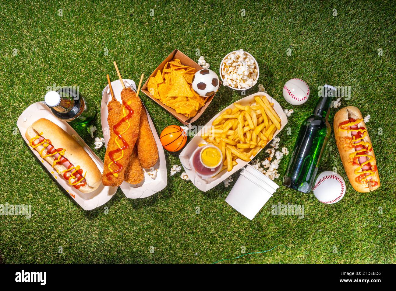 Traditionelles Sportstadionessen und Bierhintergrund, verschiedene Baseball-, Basketball-, Fußball-Fans und Stadion-Snacks, Chips, Saucen, Hot Dogs wi Stockfoto