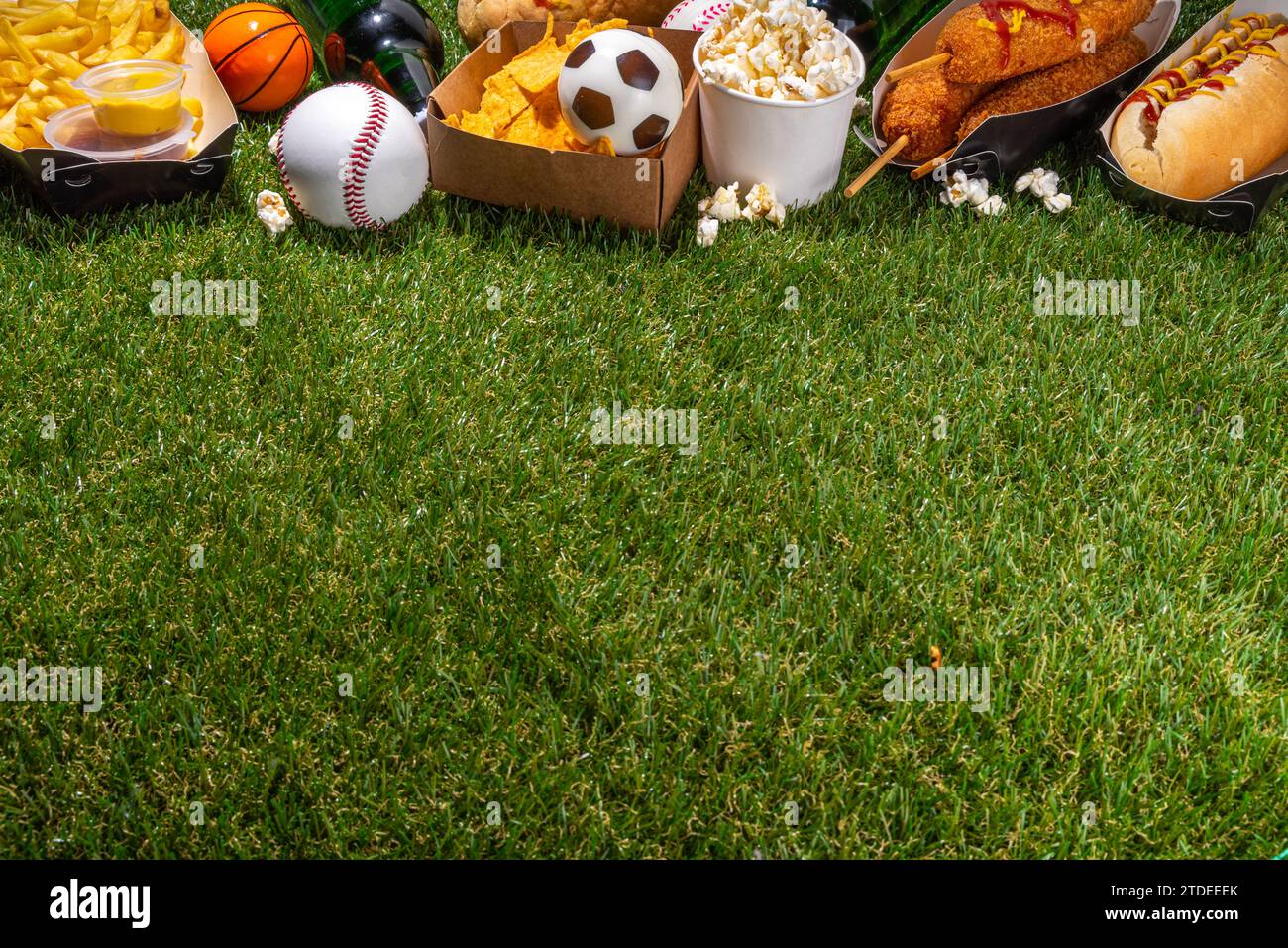 Traditionelles Sportstadionessen und Bierhintergrund, verschiedene Baseball-, Basketball-, Fußball-Fans und Stadion-Snacks, Chips, Saucen, Hot Dogs wi Stockfoto