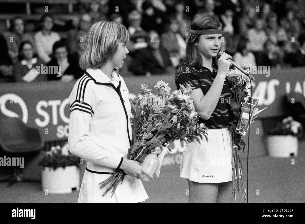 Die tschechische Tennisspielerin Hana Mandlikova Spech nach dem Finalsieg gegen die westdeutsche Spielerin Bettina Bunge beim Stockholm Open Turnier 1980 Stockfoto
