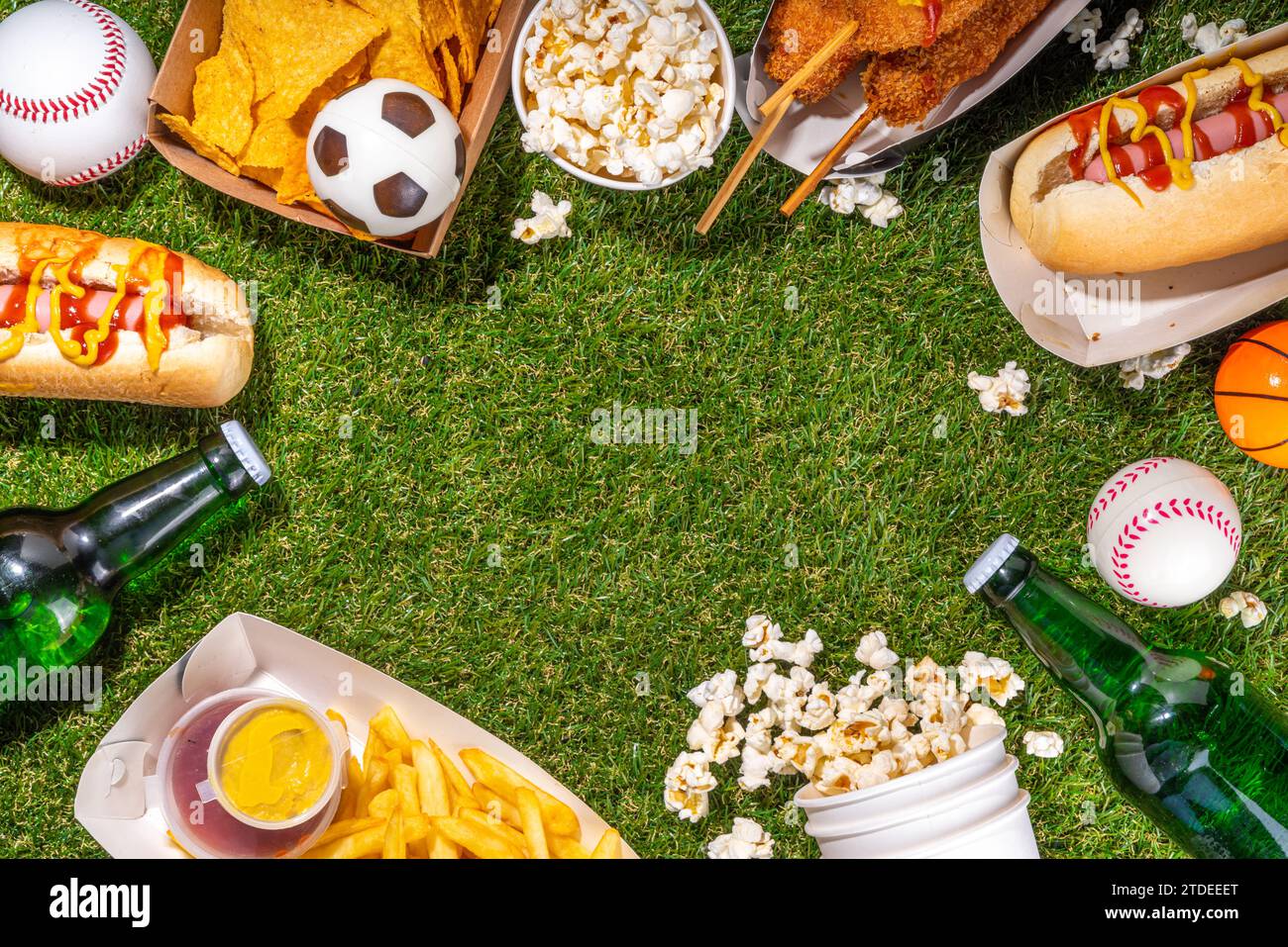 Traditionelles Sportstadionessen und Bierhintergrund, verschiedene Baseball-, Basketball-, Fußball-Fans und Stadion-Snacks, Chips, Saucen, Hot Dogs wi Stockfoto