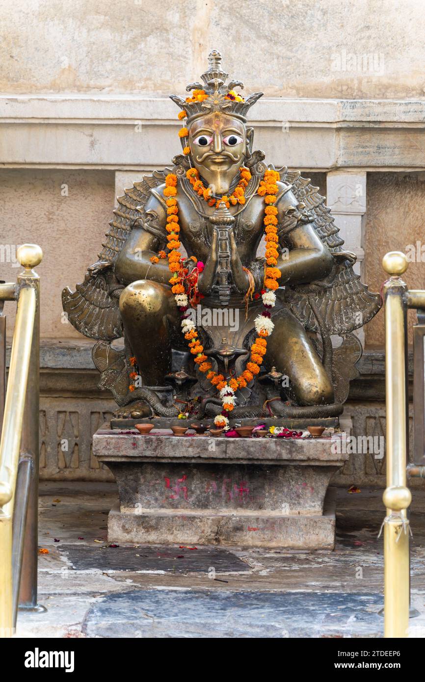 das Messing der hindu-Gottheit Garuda, das im Tempel aus einem flachen Winkel hergestellt wurde, wurde im Jagdish-Tempel udaipur rajasthan indien aufgenommen. Stockfoto