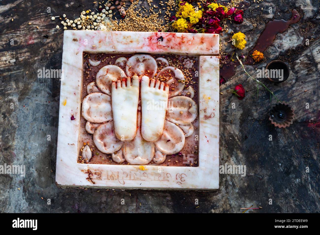 Der heilige Fußabdruck des hindugottes im Tempel aus dem oberen Winkel ist im Jagdish Tempel udaipur rajasthan indien aufgenommen. Stockfoto