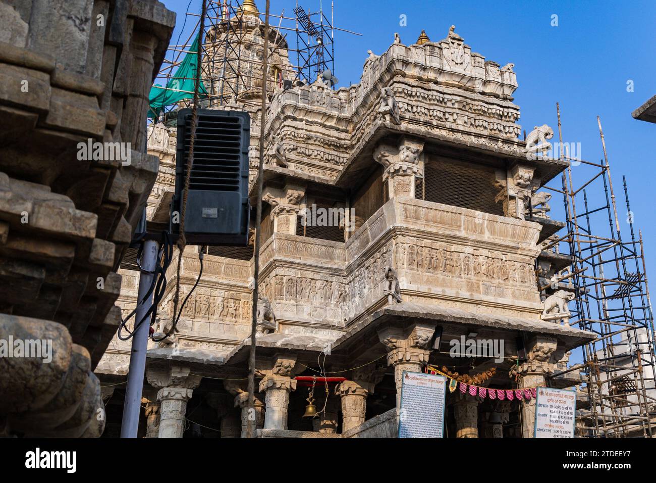 Der antike heilige hindutempel mit einzigartiger Wandkunst am Morgen aus verschiedenen Blickwinkeln wird im Jagdish Tempel udaipur rajasthan indien aufgenommen. Stockfoto