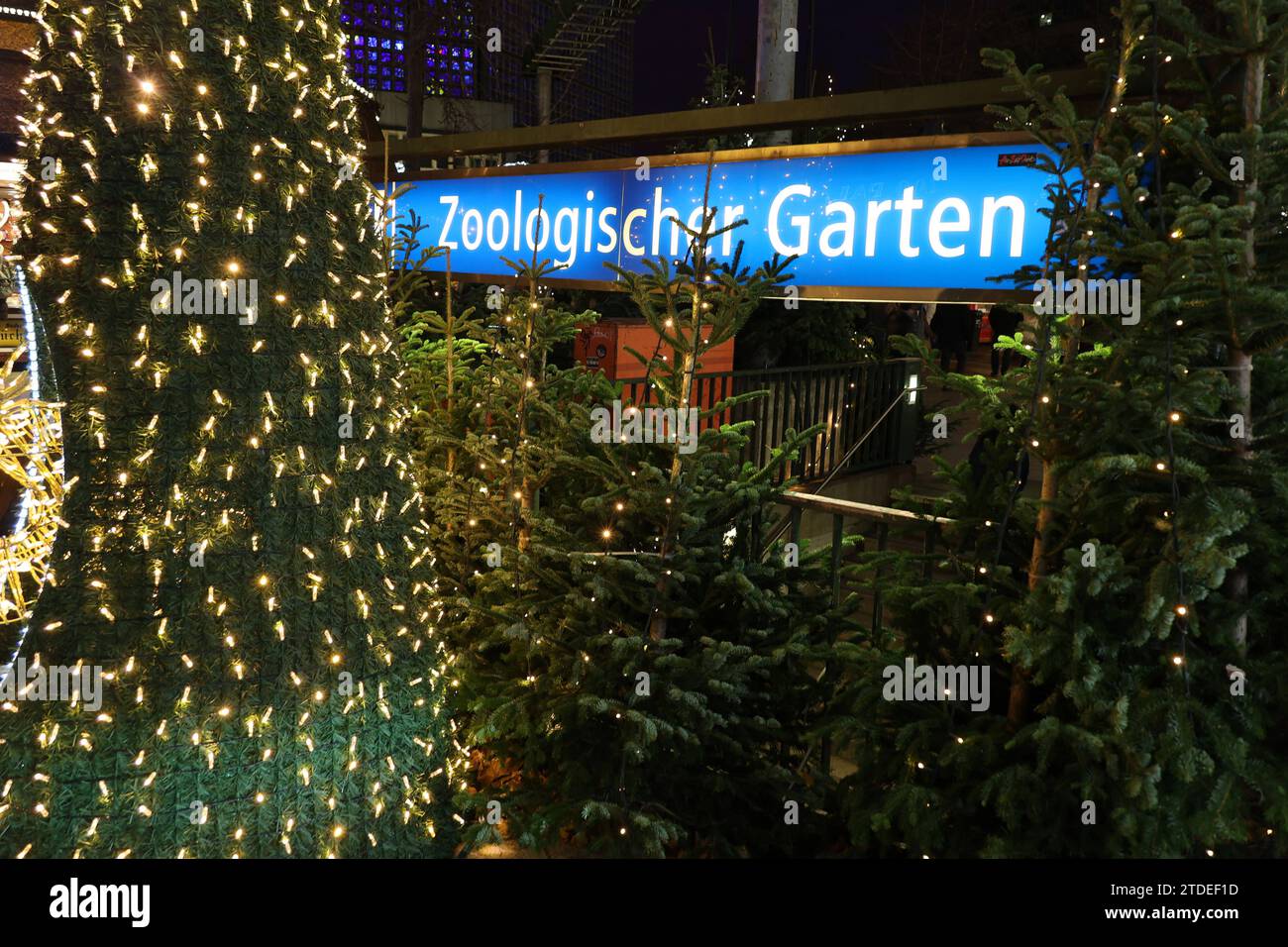 Weihnachtsmarkt auf dem Breitscheidplatz an der KaiserWilhelm