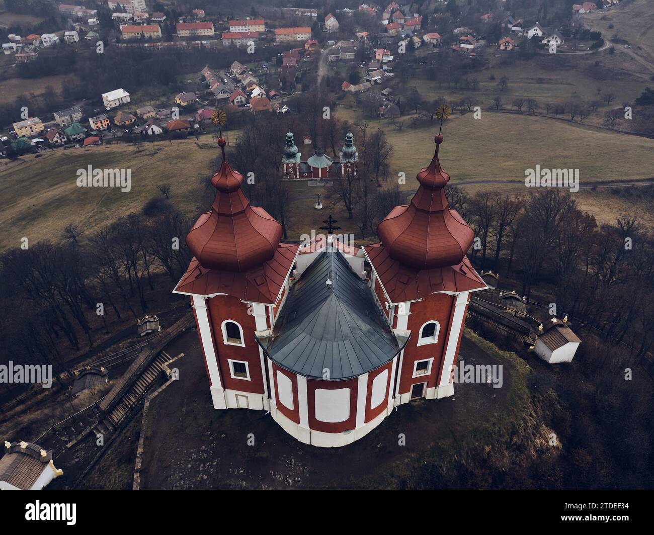 Blick aus der Vogelperspektive auf die historische Kirche auf dem Hügel. Der spätbarocke Kalvarienkalvarium in Banska Stiavnica in der Slowakei. Stockfoto
