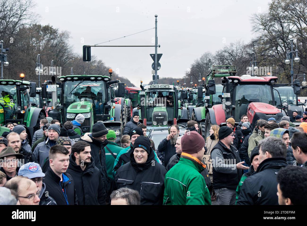 18.12.2023,Berlin,Protest der Bauern, unter dem Motto zu viel ist zu viel findet eine Kundgebung am Brandenburger Tor statt. *** 18 12 2023,Berlin,Bauern protestieren, am Brandenburger Tor findet Eine Kundgebung unter dem Motto zu viel ist zu viel statt Stockfoto