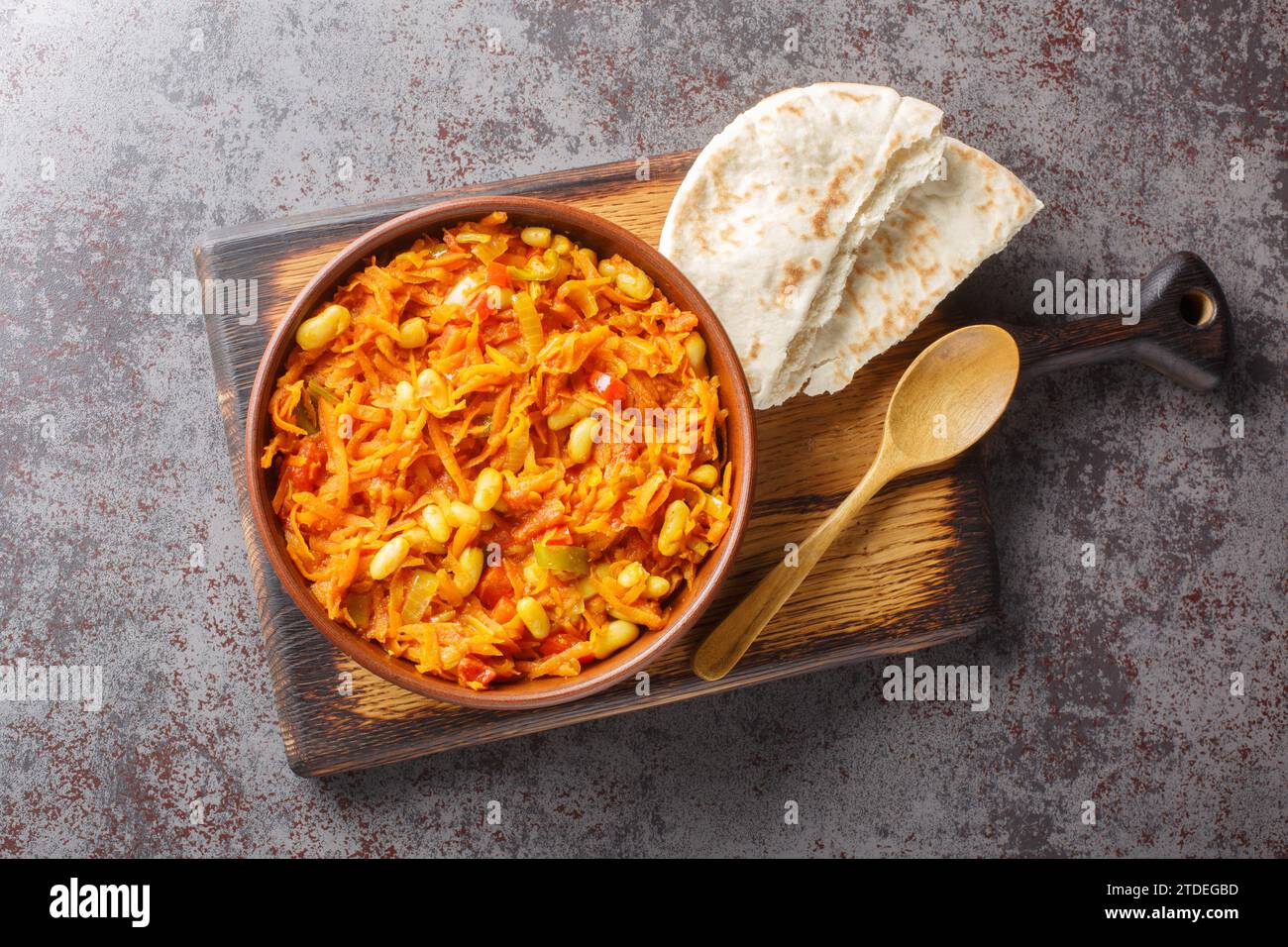 Chakalaka scharfes Gemüsegemüse mit Karotten, gebackenen Bohnen, Zwiebeln, Tomaten und Pfeffer in der Schüssel. Horizontale Draufsicht von oben Stockfoto