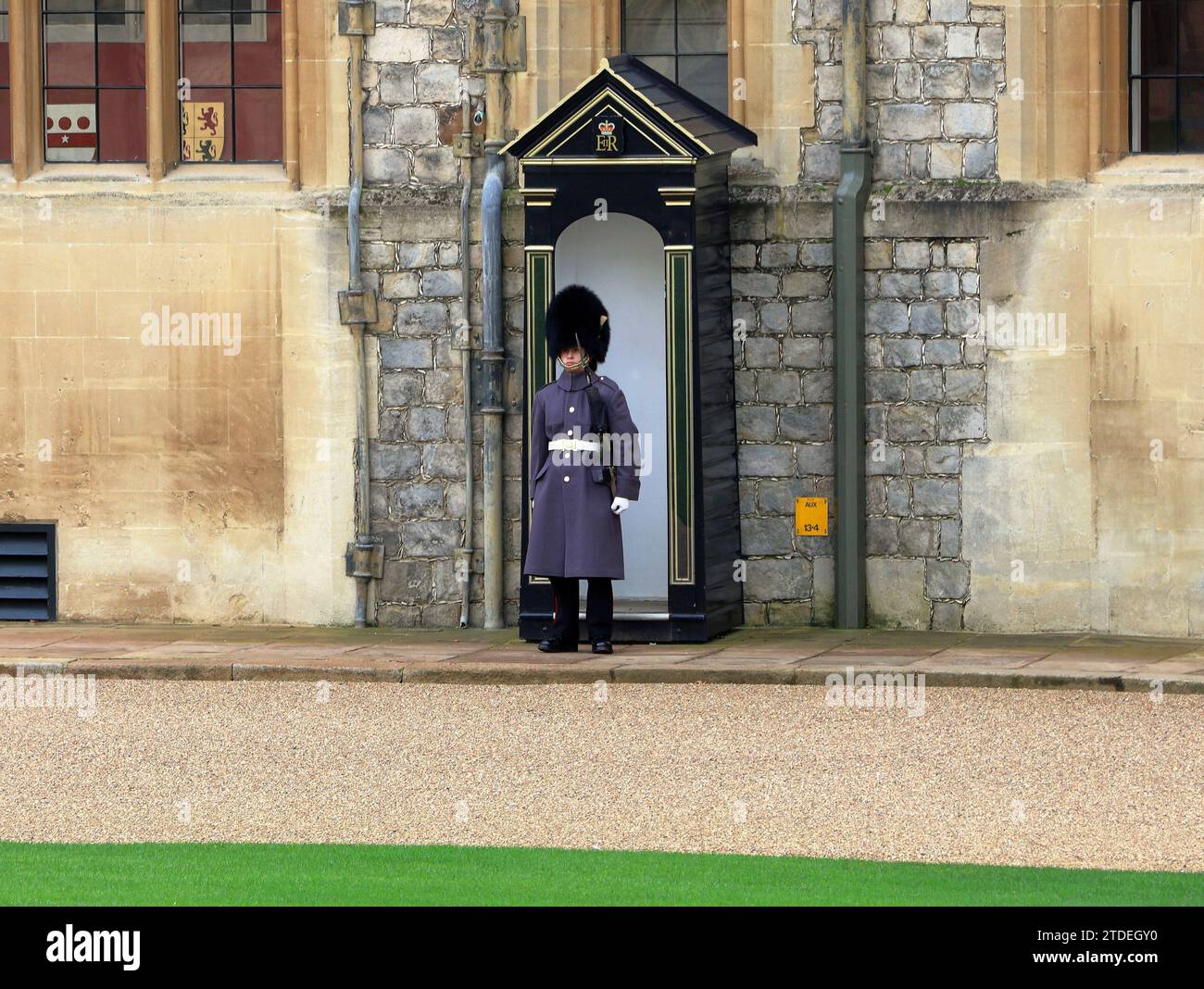 Wachmann im Dienst auf Windsor Castle, der Residenz von König Karl III. In Berkshire Stockfoto